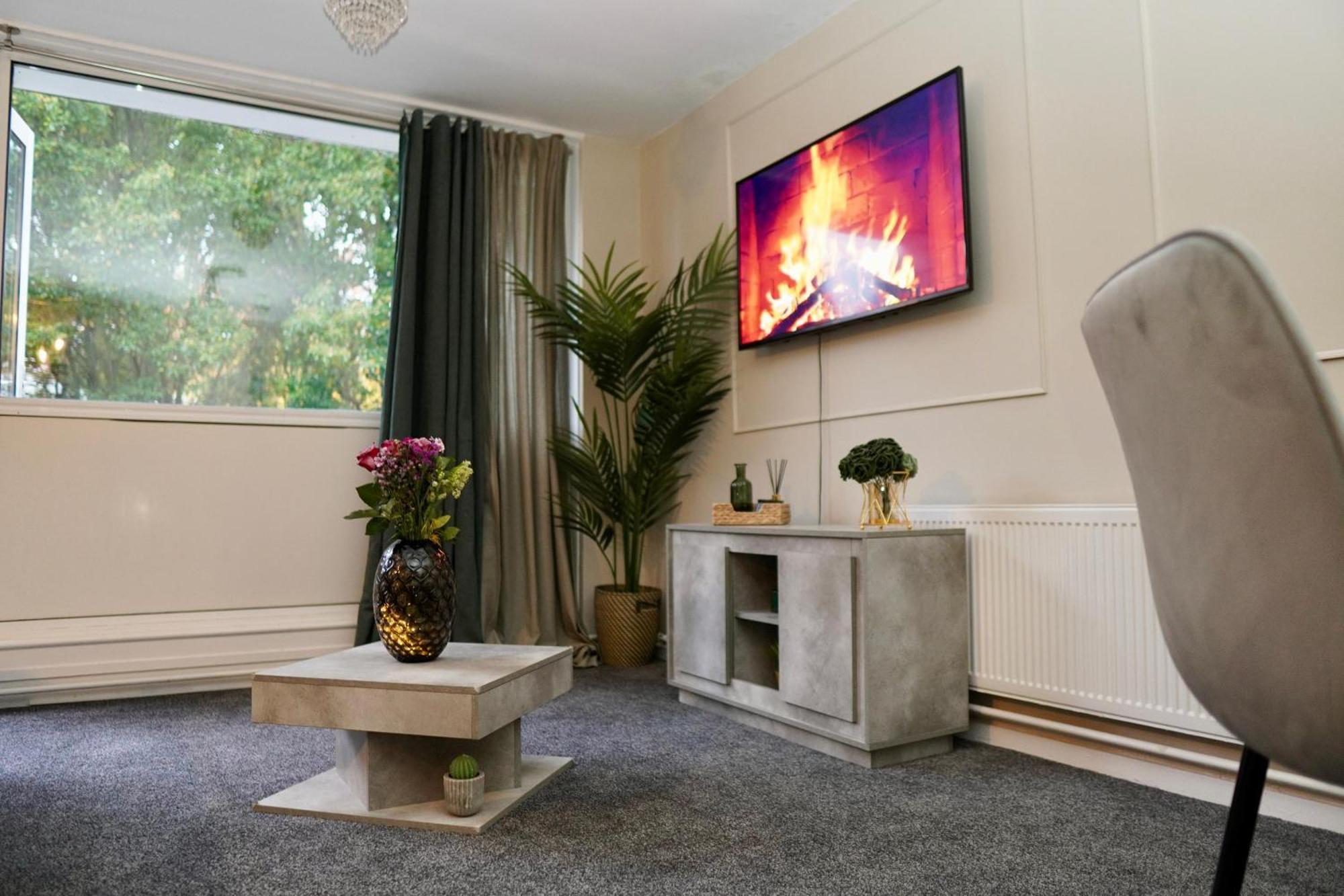Spacious 1bd Flat Near London, Office, Smart Tv * Londra